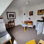 בית אירוח Art Gallery 274 *