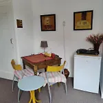 בית אירוח Art Gallery 274 *